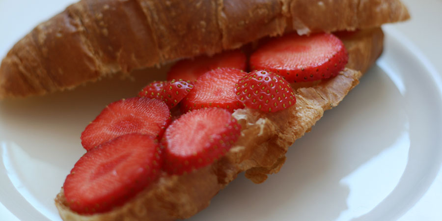 Croissant met aardbeien